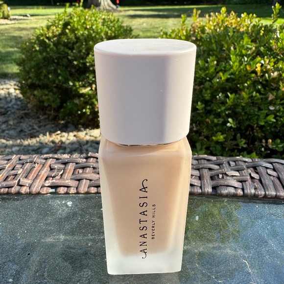 Anastasia Beverly Hills Impeccable Blurring Second-Skin Matte Foundation 1CR - Picture 1 of 3